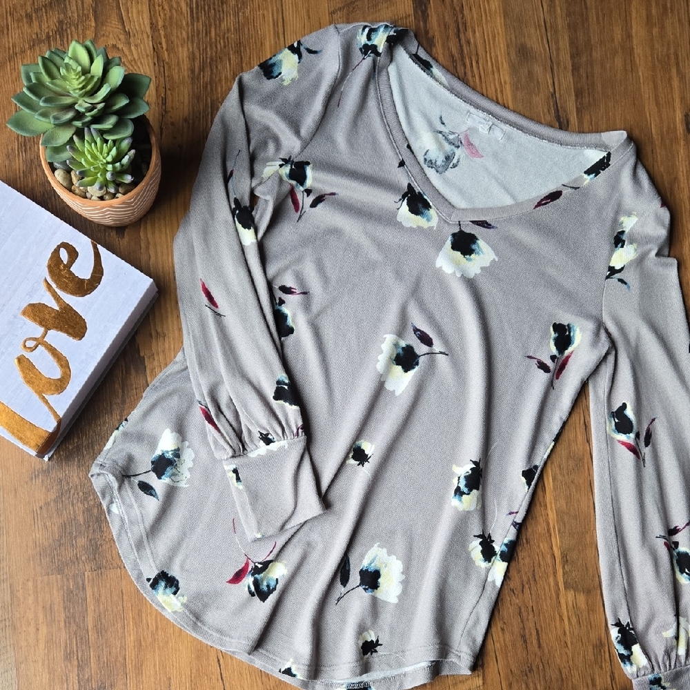 Maurices Small Floral V-Neck Women's Long Slewve Top